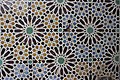 Motivos de estrellas de doce puntas en azulejos zellige en las Tumbas Saadíes, Marrakech