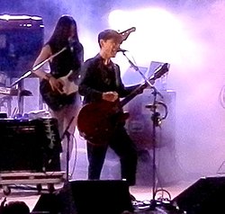 Ичиро Ямагучи с групата си Sakanaction на рок фестивала Join Alive в Ивамизава, Хокайдо (21 юни 2013 г.)