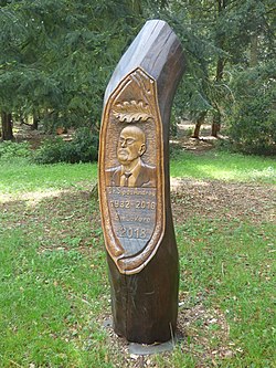 Emlékműve a Szarvasi Arborétumban