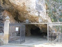 Acceso a la cueva en la que, de acuerdo a la tradición, vivió el Santo.