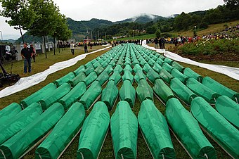 Begräbnis von 465 identifizierten Massakeropfern 2007