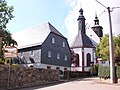 Pfarrhaus und Seitengebäude, heute „Kirchlicher Dienst auf dem Lande“, und Torbogen des Pfarrhofes