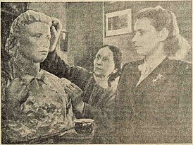 Скульптор М. И. Столпникова (слева) и колхозница В. И. Дианова (справа) рядом с её портретом