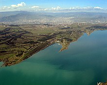 Tbilisisjön med Tbilisi norröver