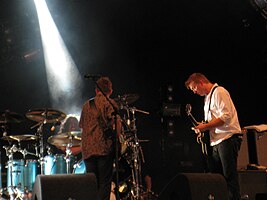 Выступление Them Crooked Vultures в августе 2009 года; слева направо: Дэйв Грол, Джон Пол Джонс и Джош Хомм