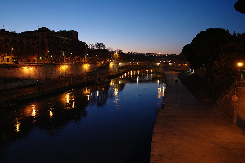 File:Tiber at night.JPG