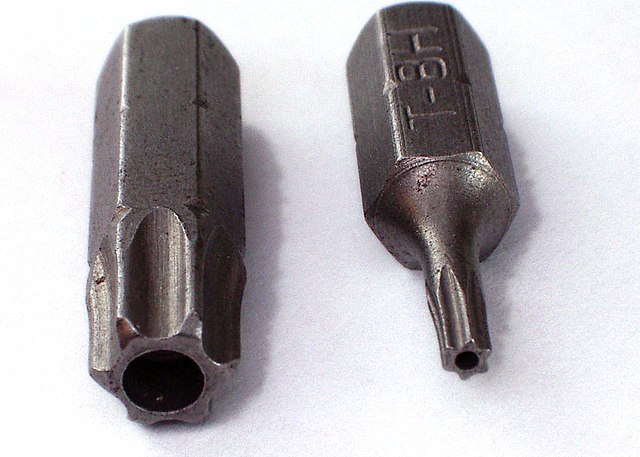 640px-Torx_bits_%28T40_and_T8%29.jpg