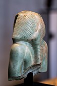 Spatele unei părți de statuie a faraonului Amenemhat al III-lea purtând un nemes, circa 1853-1805 î.Hr.