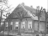 Hallenhuisboerderij met middenlangsdeel en twee bijschuren