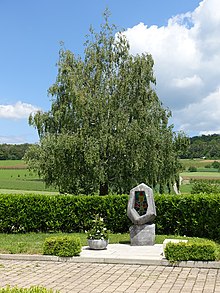 Walter Eglin (1895–1966) Künstler. Gedenkstätte, Friedhof Diegten. Im Hintergrund liegt das Naturschutzgebiet Chilpen