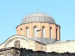 Una cúpula del antiguo Monasterio Pantokrator, que muestra un perfil externo expuesto y un techo de plomo