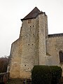 Tour-porche percée de meurtrières.