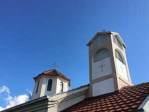 Куполата (лево) и камбанаријата (десно)