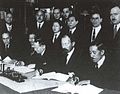 Japon Ticaret Komisyonu ile yapılan antlaşmayı imzalarken, 1925