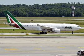 Un Airbus A330 con la quarta livrea, presentata nel 2015 e realizzata nuovamente da Landor Associates