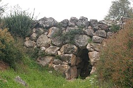 Nepravi obok zgrajen iz kiklopskih kamnov, most Arkadiko, Grčija