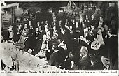 Artistas do Armory Show e membros da imprensa no jantar de bife oferecido pela Associação de Pintores e Escultores Americanos, 8 de março de 1913. Percy Rainford, fotógrafo. Documentos da família de Walt Kuhn e registros do Armory Show, Arquivos da Arte Americana, Smithsonian Institution