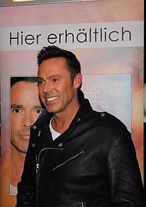 Benjamin Boyce in Köln nach der WDR4 Christmas Party vor einem Plakat zu seiner Single I’m Free (2016)