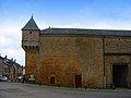 L'aile ouest, entre l'échauguette, avec son passage charretier, depuis la route descendant à l'ancien lavoir.