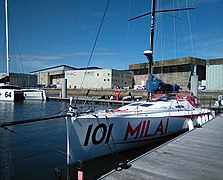 Vu de trois quarts avant, bateau blanc et rouge, amarré au ponton.