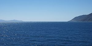 Cook Strait mit Cape Terawhiti (rechts) und Arapawa Island (links), Sicht nach Norden