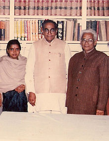 Dr. Kavita Shukla with then chief minister Motilal Vora and Pandit Ram Kishore Shukla at Kishore Kala Mandir in 1988.jpg