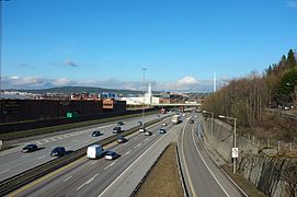 Foto einer sechsspurigen Straße, die durch städtisches Gebiet führt