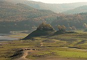 Liebesinsel mit benachbarter Erhöhung, im Vordergrund Steinreste von Altbringhausen (extremes Niedrigwasser, Oktober 2008)