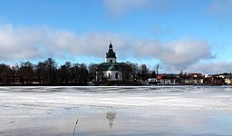 Sjön Daglösen med Filipstads kyrka