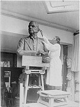 Beeldhouwster Gra Rueb in haar atelier, 1940