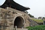 Belakang Gerbang Gwanghuimun, dengan Tembok Kubu, Seoul, Korea