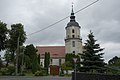 Kirche (mit Ausstattung), Kirchhof mit Einfriedung, acht geschwärzte Eisenkreuze und ein Grabmal sowie Denkmal für die Gefallenen des Ersten Weltkrieges