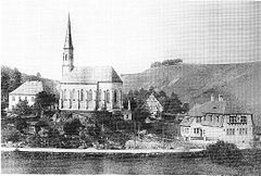 Die Kleinziegenfelder Kirche und das 1907 errichtete Schulhaus von Kleinziegenfeld