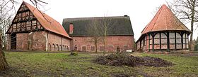 Cour intérieure de l'abbaye : à gauche et au milieu les anciens bâtiments conventuels, à droite l'ancienne église à pans de bois