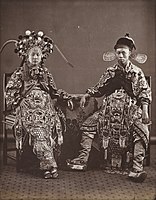 Lai Fong: Chinese Performers, 1870-1880, albumenový stříbrný tisk