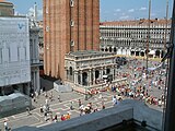 A Loggetta ao pé do Campanile (construído por Sansovino 1537-46); reconstruída despois da caída do Campanile en 1902