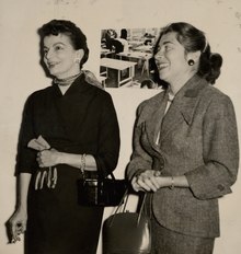 קלארק (משמאל) ופייגה אוסטרובר (מימין)