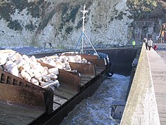 Les deux barges sont ravitaillées au large par un cargo finlandais. Spécialisées dans le clapage maritime, elles sont dotées d'immenses bennes sur vérins hydrauliques.