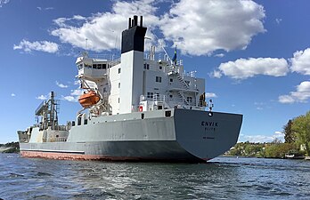 M/S Envik passerar Essingesundet, mellan Ekensberg och Stora Essingen