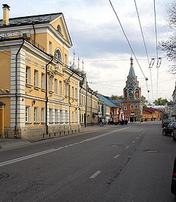 Дом купцов Абрамовых (№ 21), вид в сторону храма святителя Григория Неокесарийского