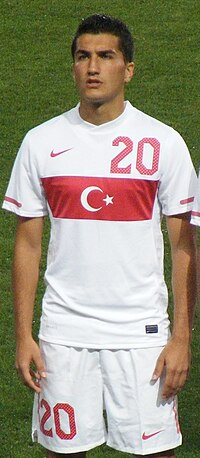 Turquie 200px-Nuri_%C5%9Eahin_in_the_Turkish_national_team_strip_at_Fenerbah%C3%A7e_%C5%9E%C3%BCkr%C3%BC_Saraco%C4%9Flu_Stadium,_Istanbul,_Turkey_-_20100811