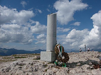 pamětní sloup na vrcholu Monte Ortigara