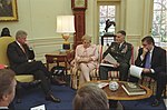 Bill Clinton informeras om situationen i Kosovo den 31 mars 1999. Närvarande är bland andra utrikesministern Madeleine Albright, generalen Hugh Shelton och CIA-chefen George Tenet.