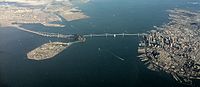 Bay Bridge z lotu ptaka (2011); z prawej most zachodni, z lewej oba mosty wschodnie (nowy most jeszcze w budowie)