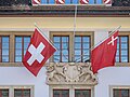 Les drapeaux suisse et schwytzois sur le bâtiment du Conseil d'État schwytzois.