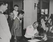 Chuẩn đô đốc Anh Cecil Halliday Jepson Harcourt chứng kiến Phó đô đốc Nhật Bản Ruitako Fujita ký vào văn bản đầu hàng vào ngày 16 tháng 9 năm 1945, tại Hồng Kông