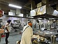 Volontari sikh cucinano per il langar