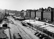 Skeppsbron söderut med tullhusen en vinterdag på 1960-talet.