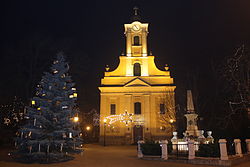 Solymár főtere a Szűz Mária neve templommal az adventi időszakban