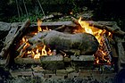 Cochon de lait enrobé d'une couche d'argile.